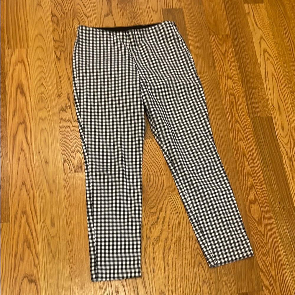 Old Navy Black and White Ankle Cropped Pants side zipper with button size 8 (e)